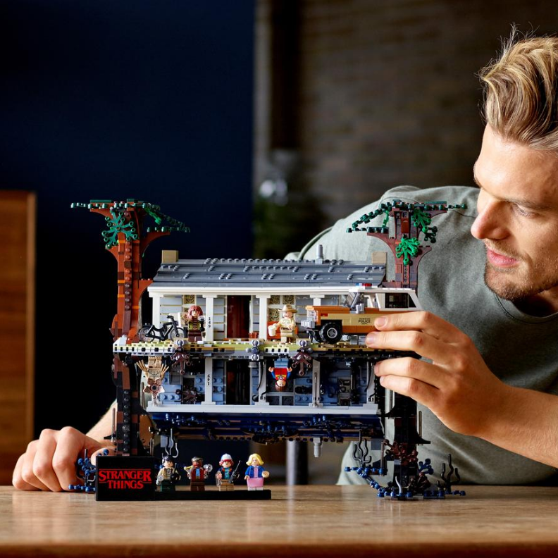 "StrangerThings Aukštyn kojom" Konstruktorius